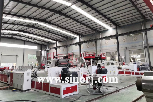 等待發(fā)貨的三套設備：PVC木塑中空門板設備，仿大理石設備，SPC地板設備。