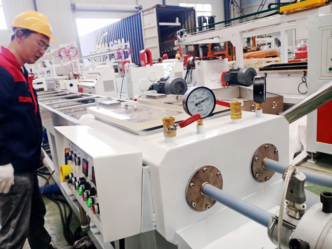 一出二pvc穿線管生產線試機與pvc仿大理石板生產線裝柜發貨同時進行中。。。。。。